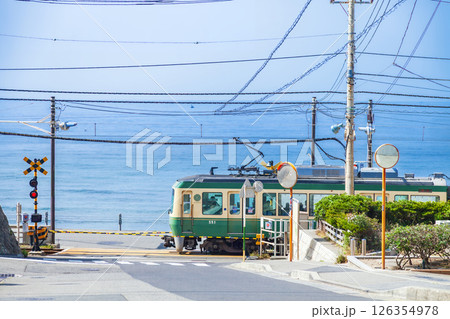 「神奈川県」鎌倉高校駅前の踏切風景 「神奈川県」鎌倉高校駅前の踏切風景 126354978