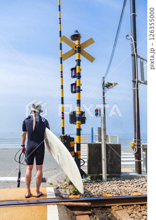 「神奈川県」鎌倉高校駅前の踏切風景 126355000