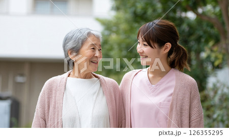 笑顔で散歩する介護士と高齢女性 126355295