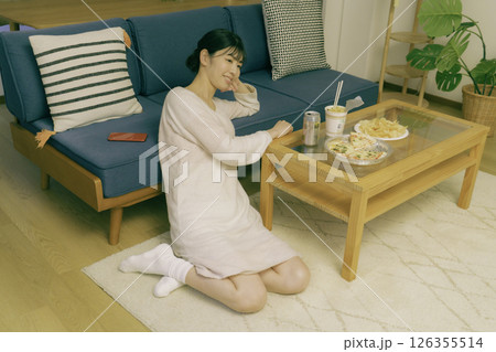 夜リビングでアルコールを飲む若い女性 126355514