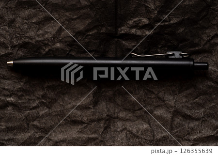 黒背景に置いてあるボールペン 黒背景に置いてあるボールペン 126355639