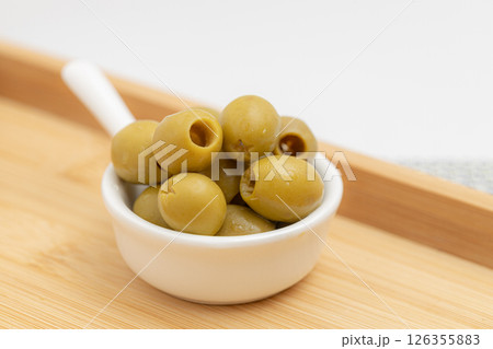 オリーブの実　酢漬けの種なしオリーブ 126355883