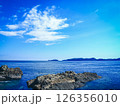 青い海と岩の海岸線 126356010
