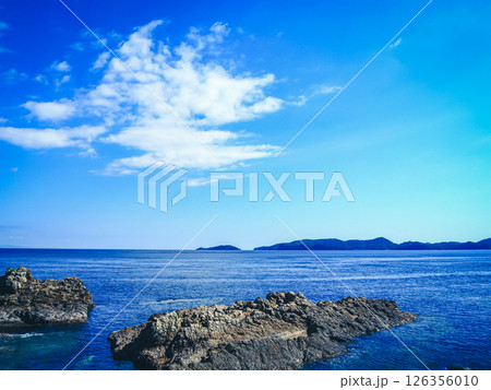 青い海と岩の海岸線 126356010