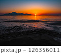 夕日が輝く綺麗な風景 126356011