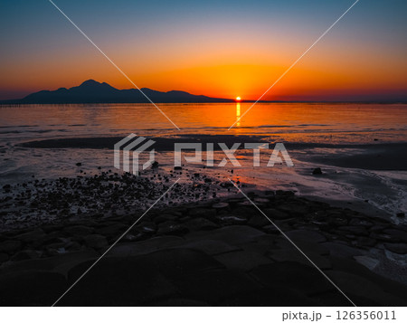 夕日が輝く綺麗な風景 夕日が輝く綺麗な風景 126356011