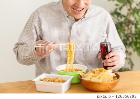 ジャンクフードを暴飲暴食するミドル男性 126356295