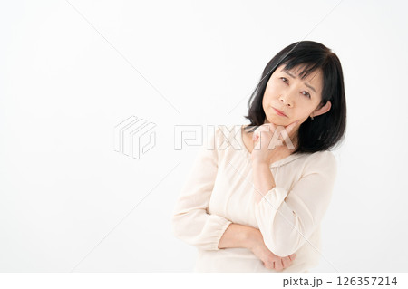 女性 シニア ポートレート 悩む 女性 シニア ポートレート 悩む 126357214