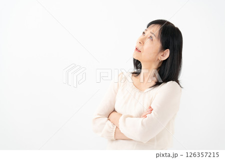 女性 シニア ポートレート 悩む 女性 シニア ポートレート 悩む 126357215