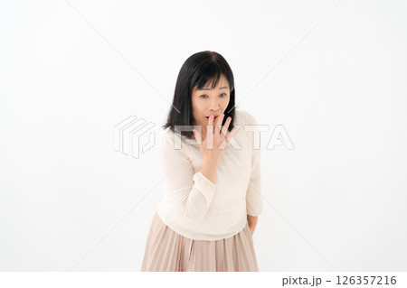 女性 シニア ポートレート 驚く 女性 シニア ポートレート 驚く 126357216