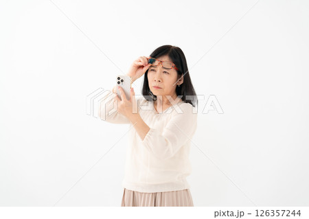 女性　シニア　スマホ　老眼 126357244