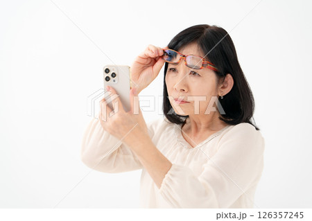 女性　シニア　スマホ　老眼 126357245