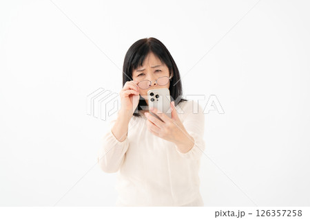 女性　シニア　スマホ　老眼 126357258