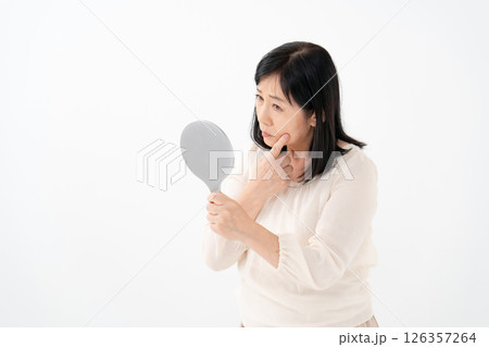 鏡を見るシニア女性 悩む 鏡を見るシニア女性 悩む 126357264