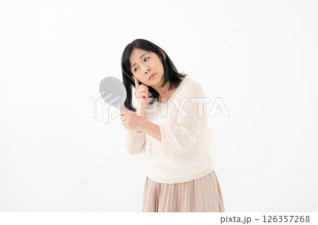 鏡を見るシニア女性 悩む 鏡を見るシニア女性 悩む 126357268