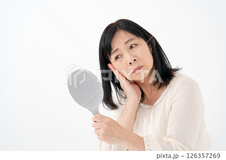 鏡を見るシニア女性 悩む 鏡を見るシニア女性 悩む 126357269