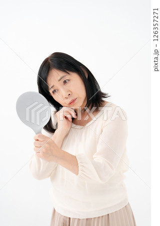 鏡を見るシニア女性　悩む 126357271