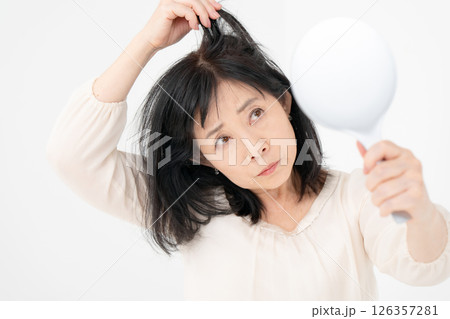 女性 シニア 白髪 抜け毛 女性 シニア 白髪 抜け毛 126357281