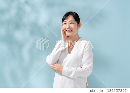 ビューティー　木漏れ日　シニア　女性 126357295