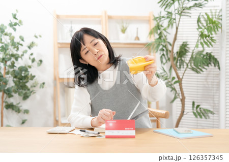女性 シニア ライフプラン 悩む 女性 シニア ライフプラン 悩む 126357345
