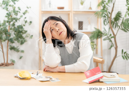 女性　シニア　ライフプラン　悩む 126357355