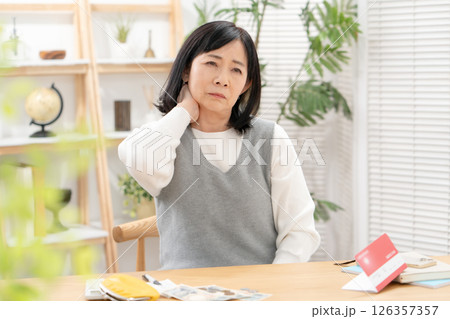 肩こり　疲れ　生活苦 126357357