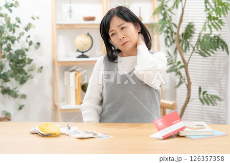 肩こり 疲れ 生活苦 肩こり 疲れ 生活苦 126357358
