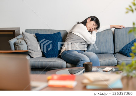 うたた寝 過労 シニア女性 うたた寝 過労 シニア女性 126357360