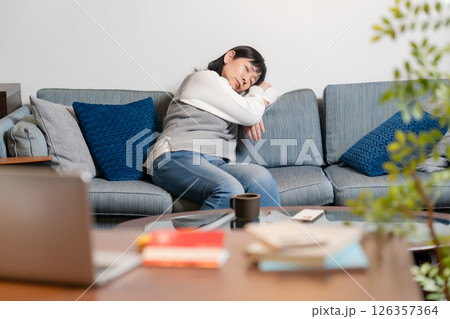 うたた寝　過労　シニア女性 126357364