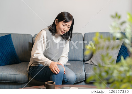 膝痛　シニア女性 126357380