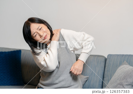 肩こり　シニア女性 126357383
