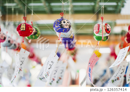 川崎大師・風鈴市　風になびく「厄除だるま風鈴」【神奈川県・川崎市】 126357414
