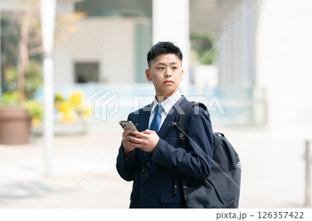 若い男性　ビジネス　スマホ 126357422