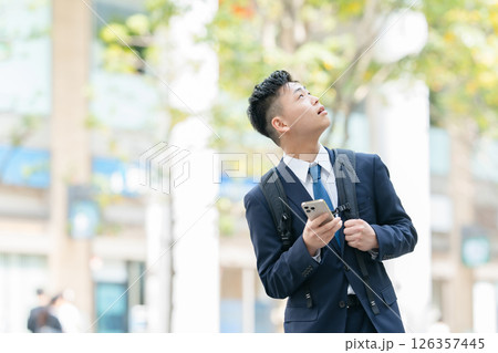 若い男性 ビジネス スマホ 若い男性 ビジネス スマホ 126357445