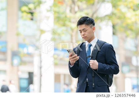 若い男性 ビジネス スマホ 若い男性 ビジネス スマホ 126357446