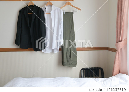 ホテルのハンガーに吊るされた衣類 126357819