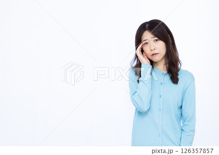 頭が痛い女性 126357857