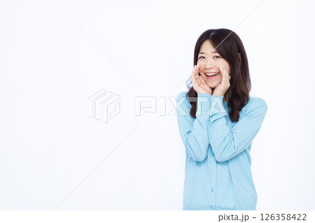 笑顔で叫んでいる女性 笑顔で叫んでいる女性 126358422