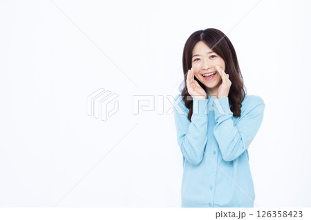笑顔で叫んでいる女性 笑顔で叫んでいる女性 126358423