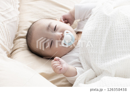 生後4ヶ月のかわいい赤ちゃん 生後4ヶ月のかわいい赤ちゃん 126358438