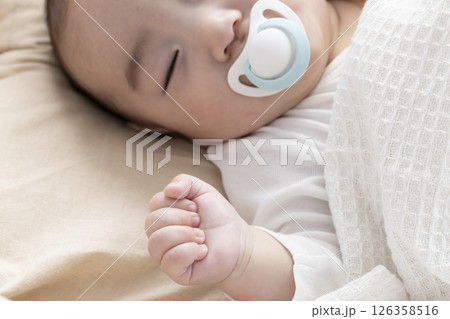 生後4ヶ月のかわいい赤ちゃん 生後4ヶ月のかわいい赤ちゃん 126358516