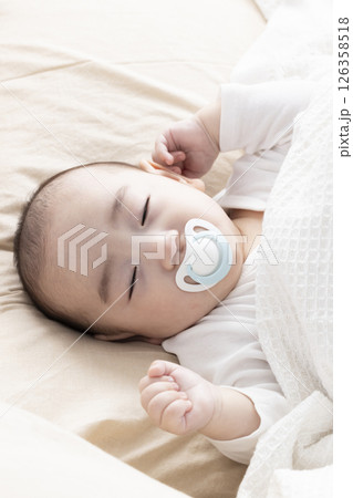 生後4ヶ月のかわいい赤ちゃん 126358518