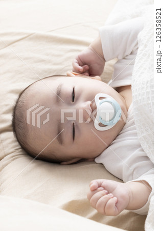 生後4ヶ月のかわいい赤ちゃん 126358521