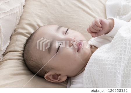 すやすや眠る生後4ヶ月のかわいい赤ちゃん すやすや眠る生後4ヶ月のかわいい赤ちゃん 126358522