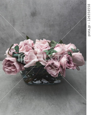 Delicate pink roses forming a bridal bouquet in a glass vase wallpaper background copy space 126358558
