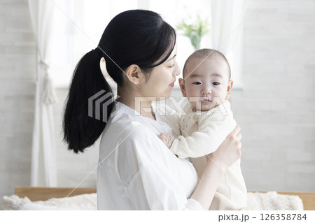 赤ちゃんを抱っこするお母さん 126358784