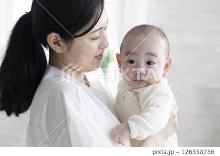 赤ちゃんを抱っこするお母さん 126358786