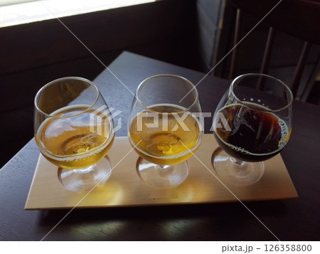ビール工場でのテイスティング風景_北海道 126358800