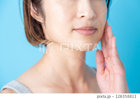 ミドル女性スキンケアイメージ 126358811