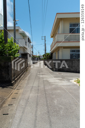 天気の良い田舎の路地裏の道 天気の良い田舎の路地裏の道 126359149